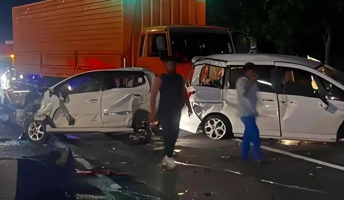 Kondisi kendaraan yang rusak parah usai kecelakaan beruntun di Tol Cipularang KM 93, Purwakarta.