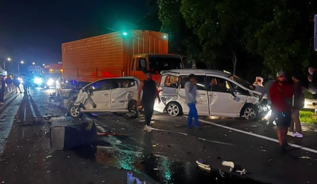 Kecelakaan beruntun melibatkan 10 kendaraan di Tol Cipularang, mengakibatkan 2 korban meninggal. (dok.istimewa)