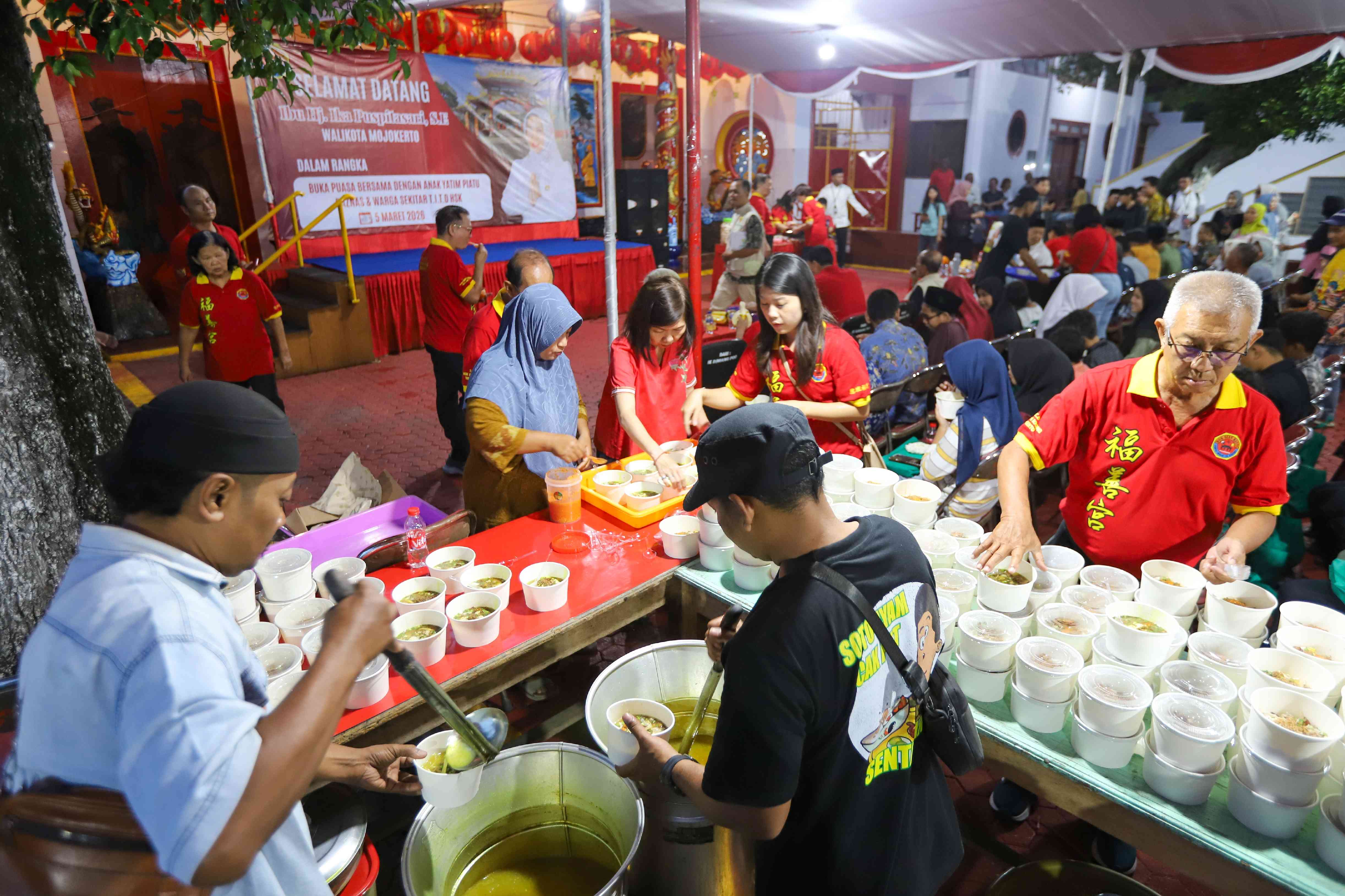 BUKBER: Petugas Kelenteng Hok Sian Kiong Kota Mojokerto menyiapkan makanan soto sebagai menu berbuka bersama dengan warga sekitar, Kamis (5/3) sore. 
