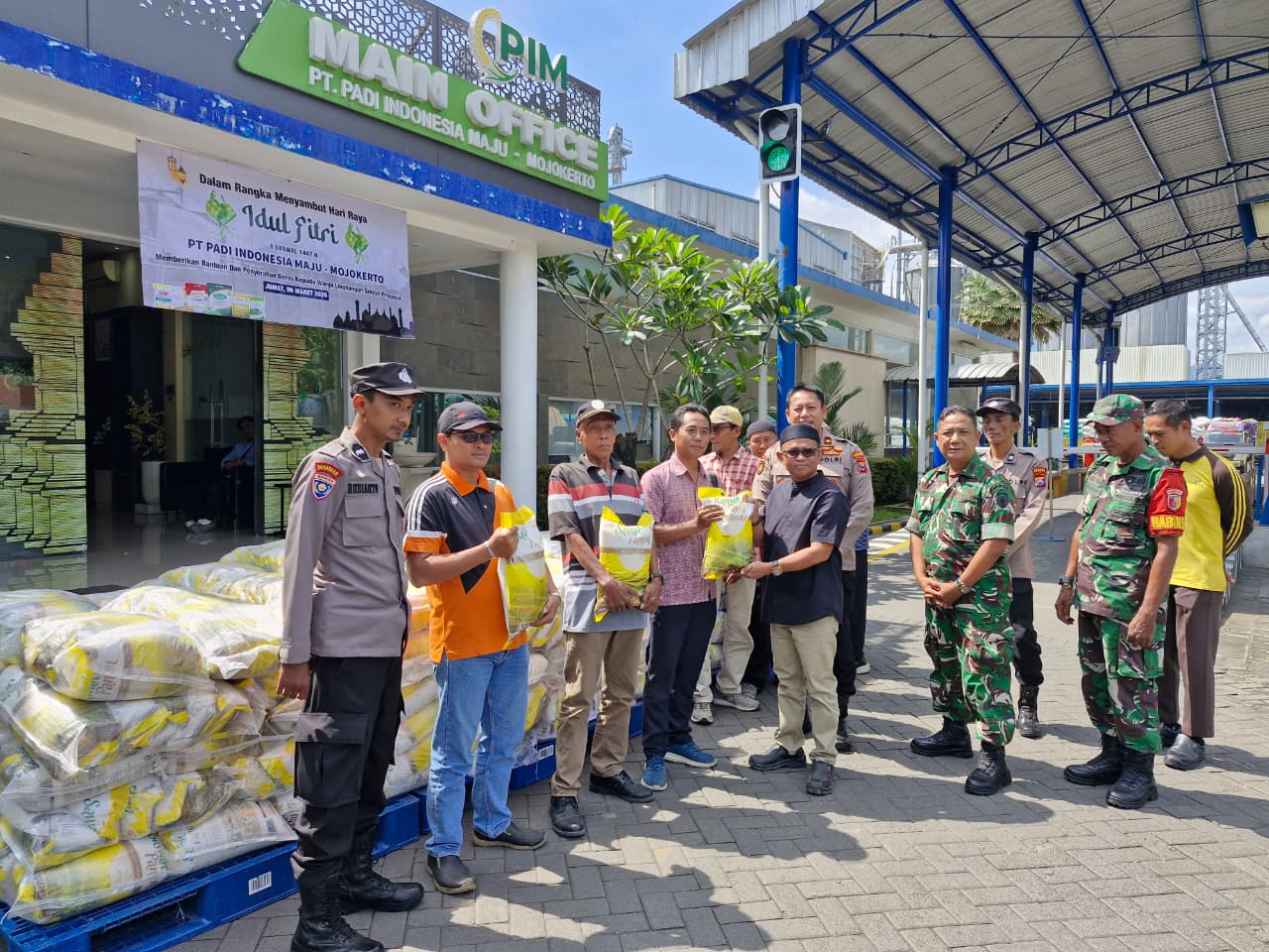 PT. Padi Indonesia Maju (PT PIM) Mojokerto menyalurkan bantuan 3,8 ton beras merek Sawah Panen kepada ratusan warga di 14 RT Dusun Jasem.