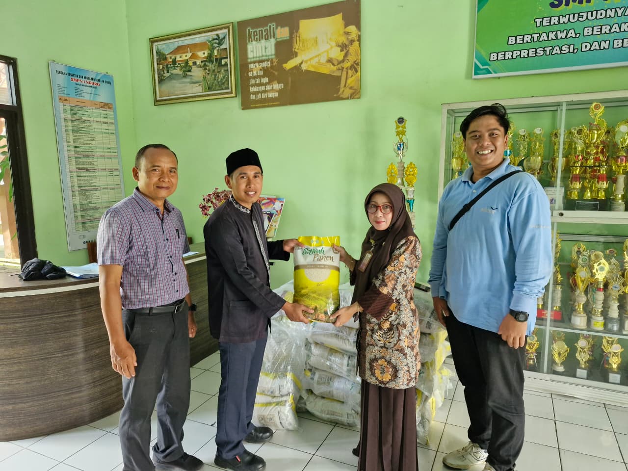 PEDULI: PT. Padi Indonesia Maju bersama Koramil Ngoro menyalurkan CSR berupa beras kepada warga Jasem, Kecamatan Ngoro.