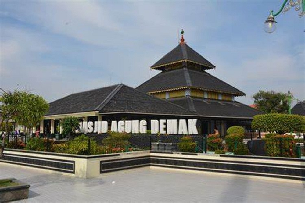 PENINGGALAN WALI SONGO: Masjid Agung Demak di Kabupaten Demak, Jawa Tengah, memiliki atap tumpang bertingkat tiga yang berakar dari kebudayaan Majapahit.  