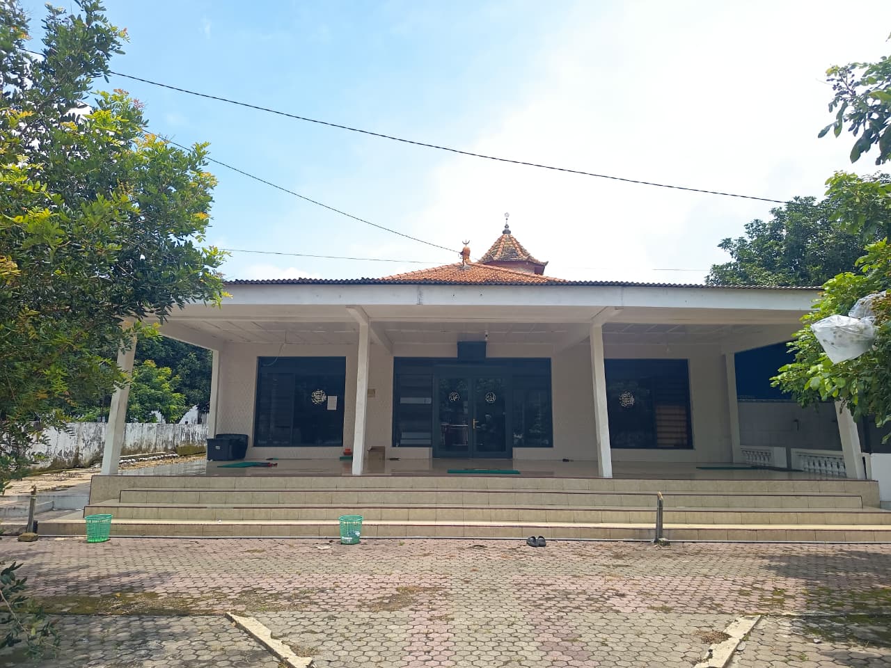 Masjid Baitul Muslimin menjadi salah satu jejak sejarah peradaban Islam di Kabupaten Mojokerto. Terletak di Kelurahan Kauman, Kecamatan Mojosari, tempat ibadah umat muslim ini diperkirakan telah berdi