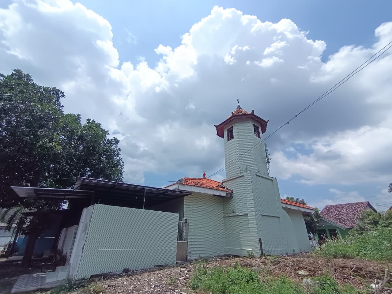 Masjid Baitul Muslimin menjadi salah satu jejak sejarah peradaban Islam di Kabupaten Mojokerto. Terletak di Kelurahan Kauman, Kecamatan Mojosari, tempat ibadah umat muslim ini diperkirakan telah berdi