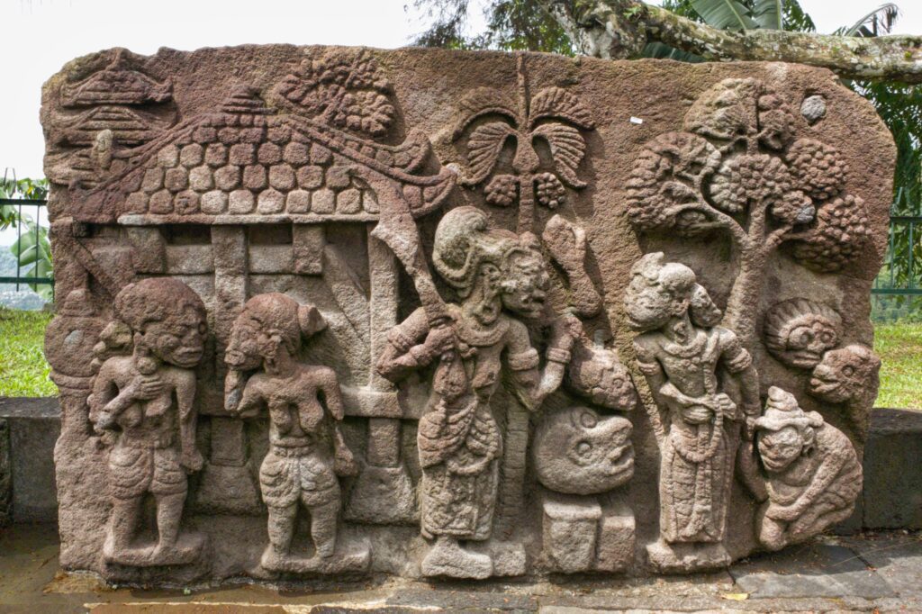 DARI MASA MAJAPAHIT: Relief Candi Sukuh, Karanganyar, Jawa Tengah, menggambarkan bentuk atap tumpang.  