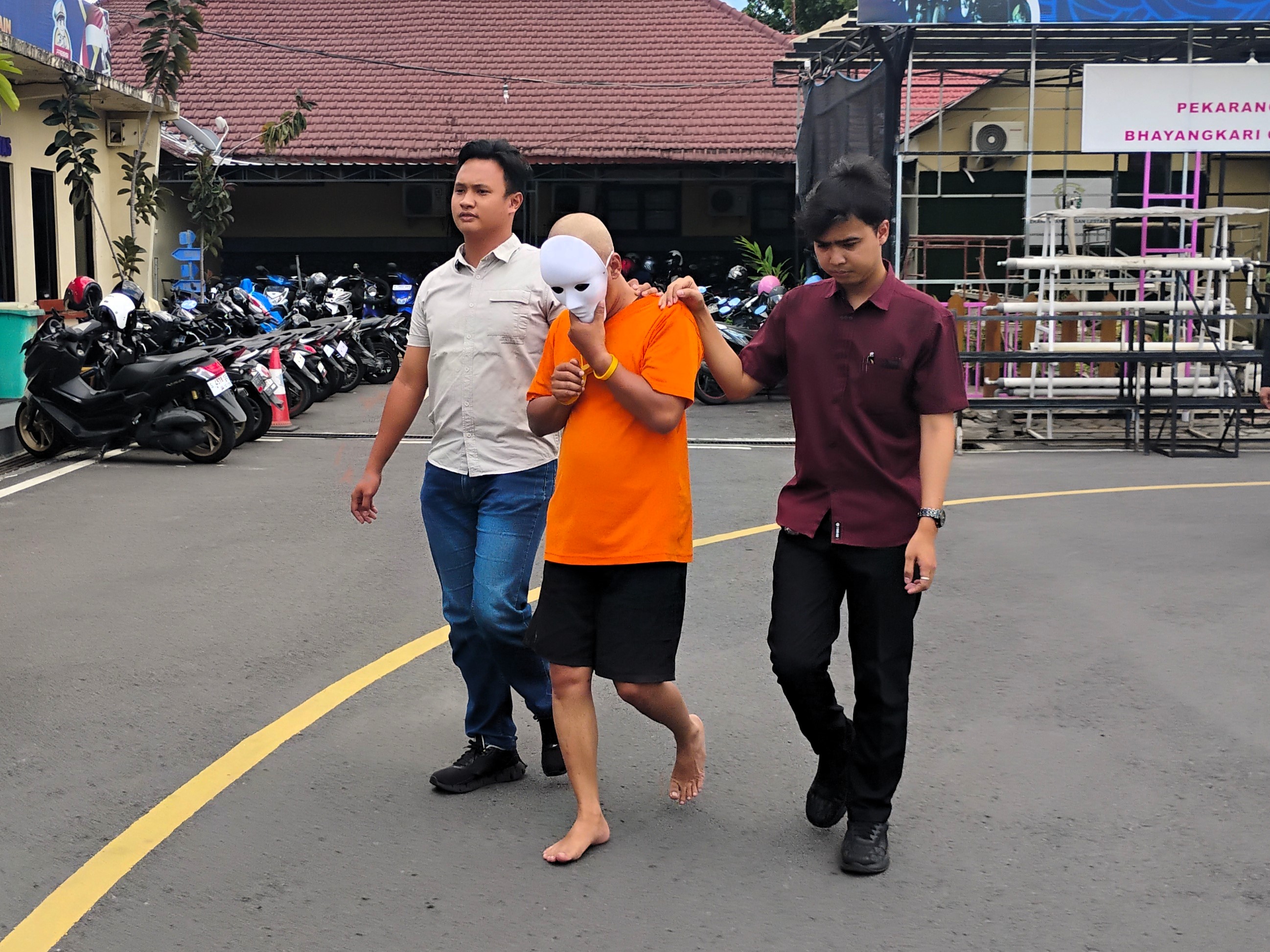 DIPROSES HUKUM: Tersangka dikeler petugas ke tahanan Mapolres Mojokerto Kota untuk mempertanggungjawabkan aksinya.  
