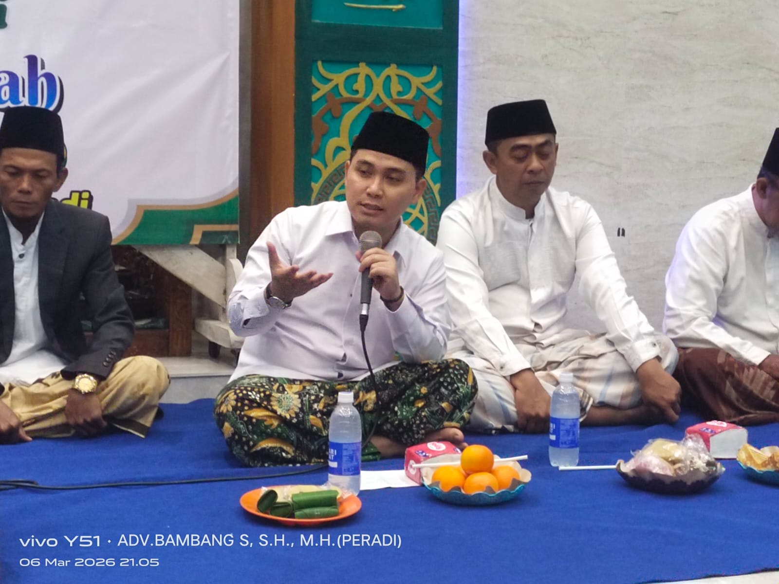 TAUSIYAH: Bupati Mojokerto Muhammad Albarraa ketika menyampaikan tausiyah dalam peringatan Nuzulul Quran di Masjid Al-Hidayah Desa Lawangasri, Kecamatan Puri, Kabupaten Mojokerto, Jumat (6/3). 