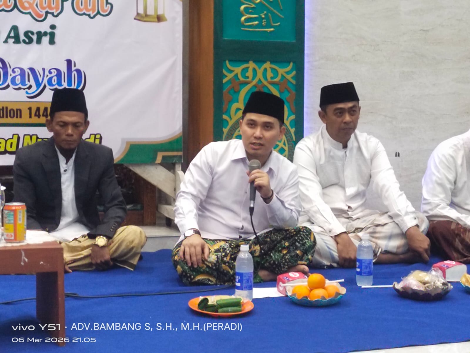 Bupati Mojokerto Muhammad Albarraa ketika menyampaikan tausiyah dalam peringatan Nuzulul Quran di Masjid Al-Hidayah Desa Lawangasri, Kecamatan Puri, Kabupaten Mojokerto, Jumat (6/3). 