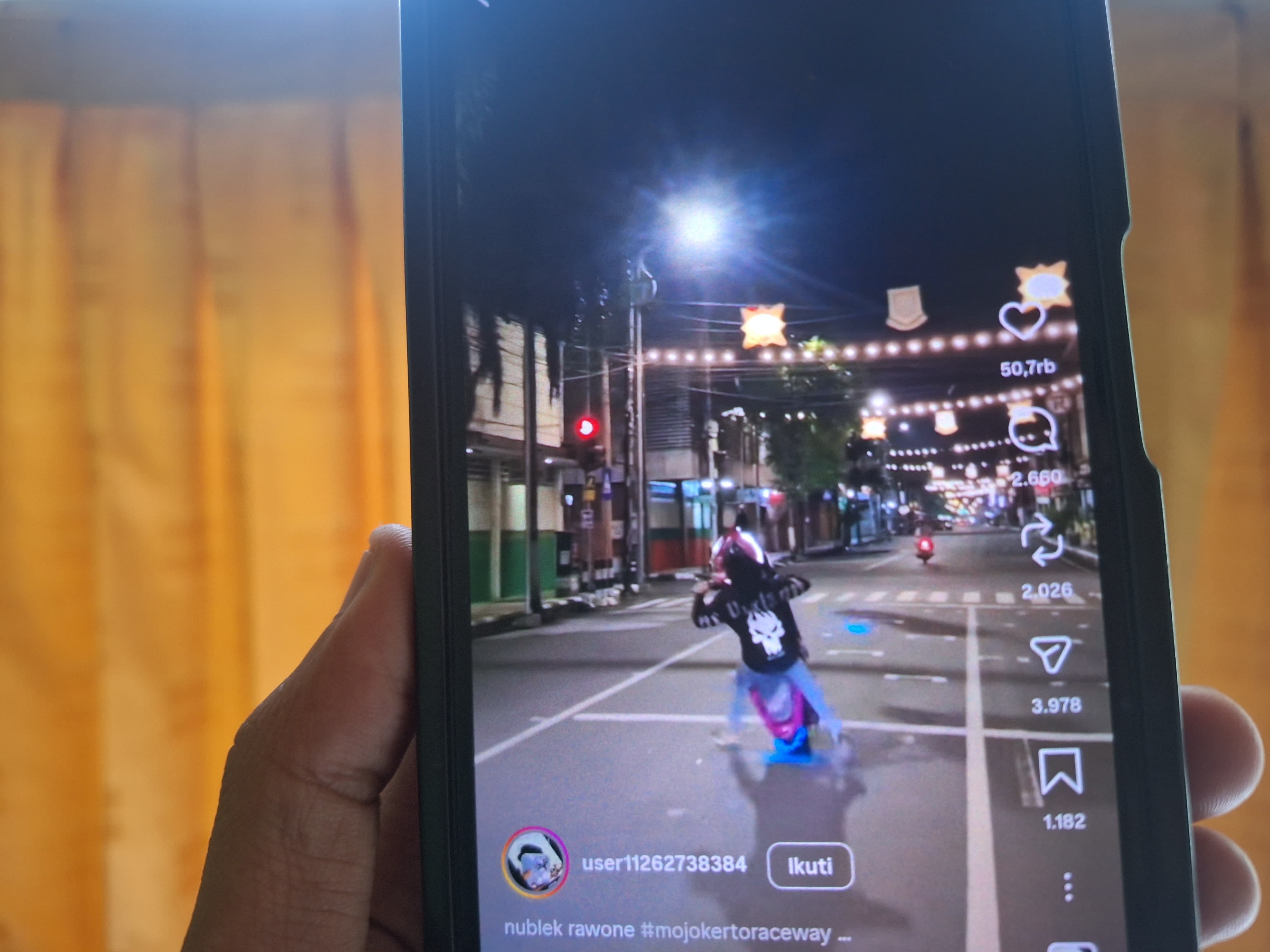 VIRAL: Potongan video aksi freestyle pemotor jumping di Jalan Mojopahit, Kota Mojokerto yang diunggah ke media sosial, kemarin (7/3).