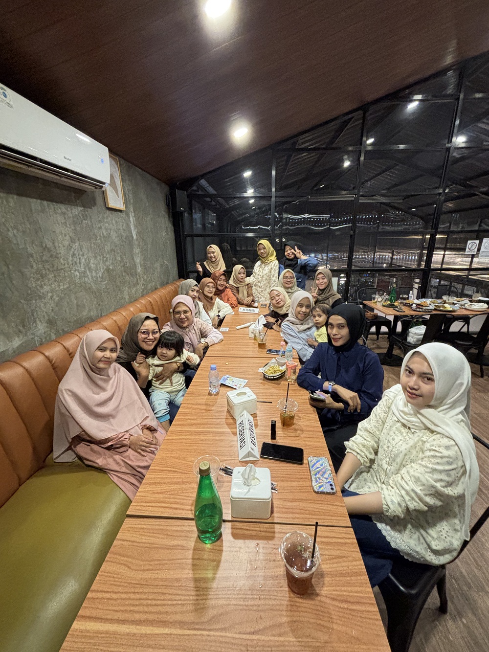 AKRAB: Kafe yang instagramable kerap jadi jujukan warga untuk bukber.  