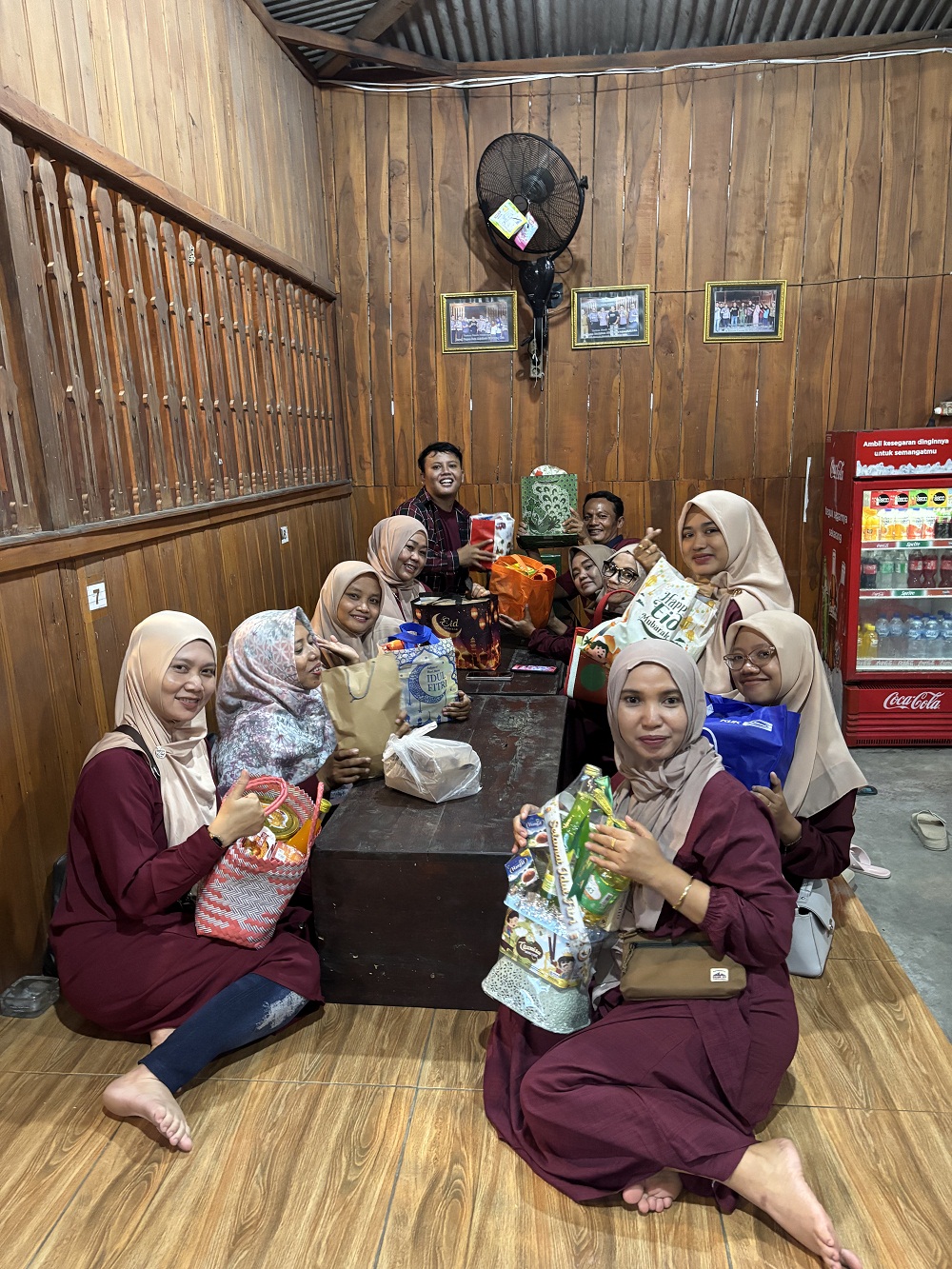 LESEHAN: Agenda buka bersama kian gayeng ketika digelar di warung lesehan.  