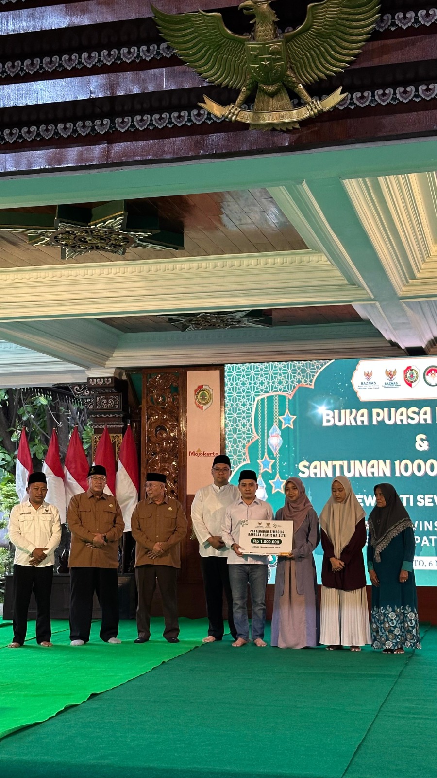 SIMBOLIS: Bupati dan Wakil Bupati Mojokerto, Muhammad Albarraa dan M. Rizal Octavian didampingi pimpinan Baznas Jatim dan Baznas Kabupaten Mojokerto memberikan paket bingkisan dan santunan kepada perw