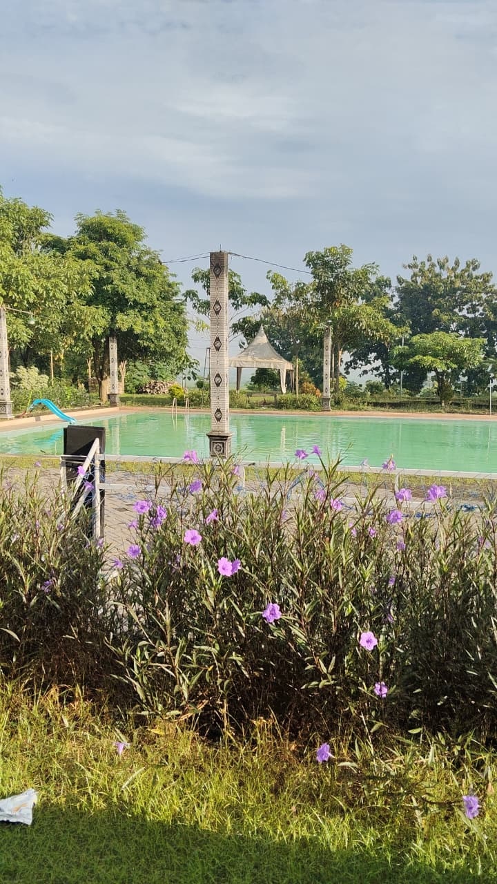 DAYA TARIK: Kolam renang Tirta Wisata Kumitir terus dikembangkan dengan dilengkapi wahana permainan dan fasilitas yang memadai.  