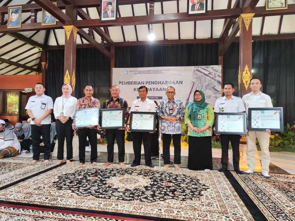 SIMBOLIS: Kepala Desa Kumitir Mokhamad Khoirun (tiga dari kiri) menerima penghargaan kebudayaan dari Balai Pelestarian Kebudayaan Wilayah XI Jatim 2024 lalu.  