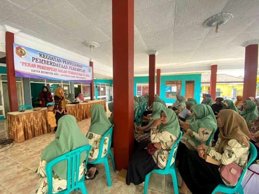 TAMBAH WAWASAN: Ibu-ibu dan wanita muda Desa Kumitir, Kecamatan Jatirejo mengikuti pelatihan public speaking di Balai Desa setempat.  