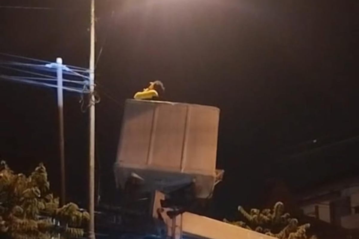 DIKEBUT: Petugas DPKP2 Kabupaten Mojokerto melakukan perbaikan lampu PJU di simpang empat Dawarblandong. Ok-ris
