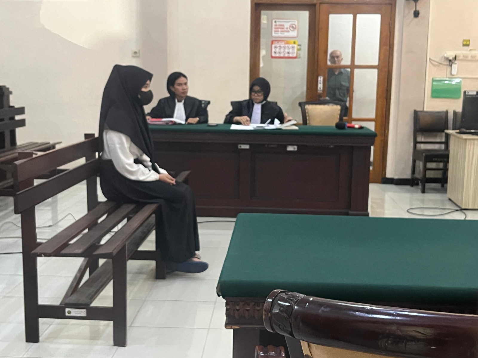 TIDAK DIKABULKAN AR, terdakwa kasus pembelian obat penggugur kandungan saat menjalani sidang di Pengadilan Negeri Mojokerto, Selasa (102). Ok-ris