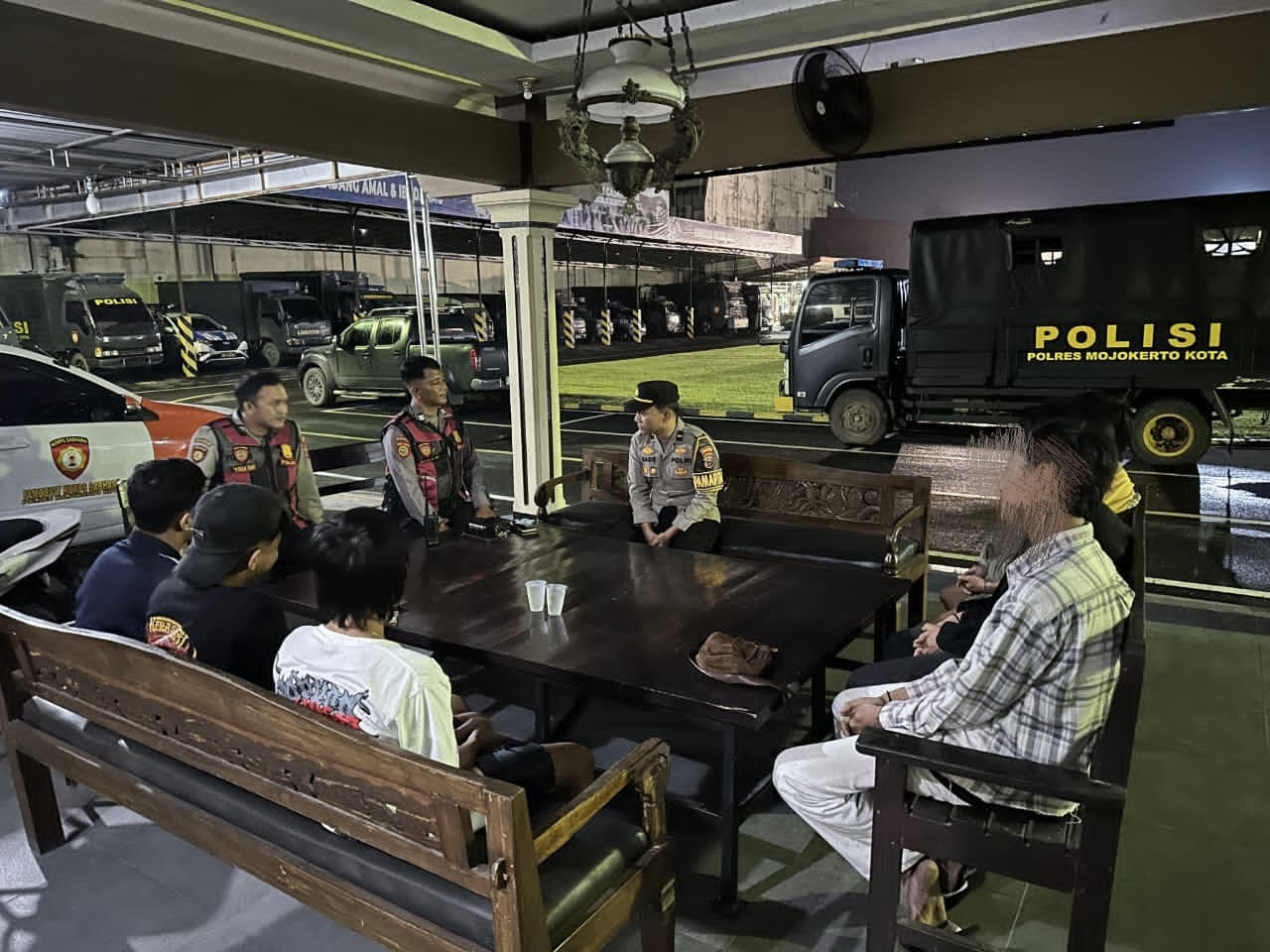 BIKIN GADUH: Sekelompok remaja diamankan petugas ke Mapolres Mojokerto Kota saat diduga hendak tawuran di Jalan Gajah Mada, kemarin (8/3) dini hari. Ok-ris Foto // vad 