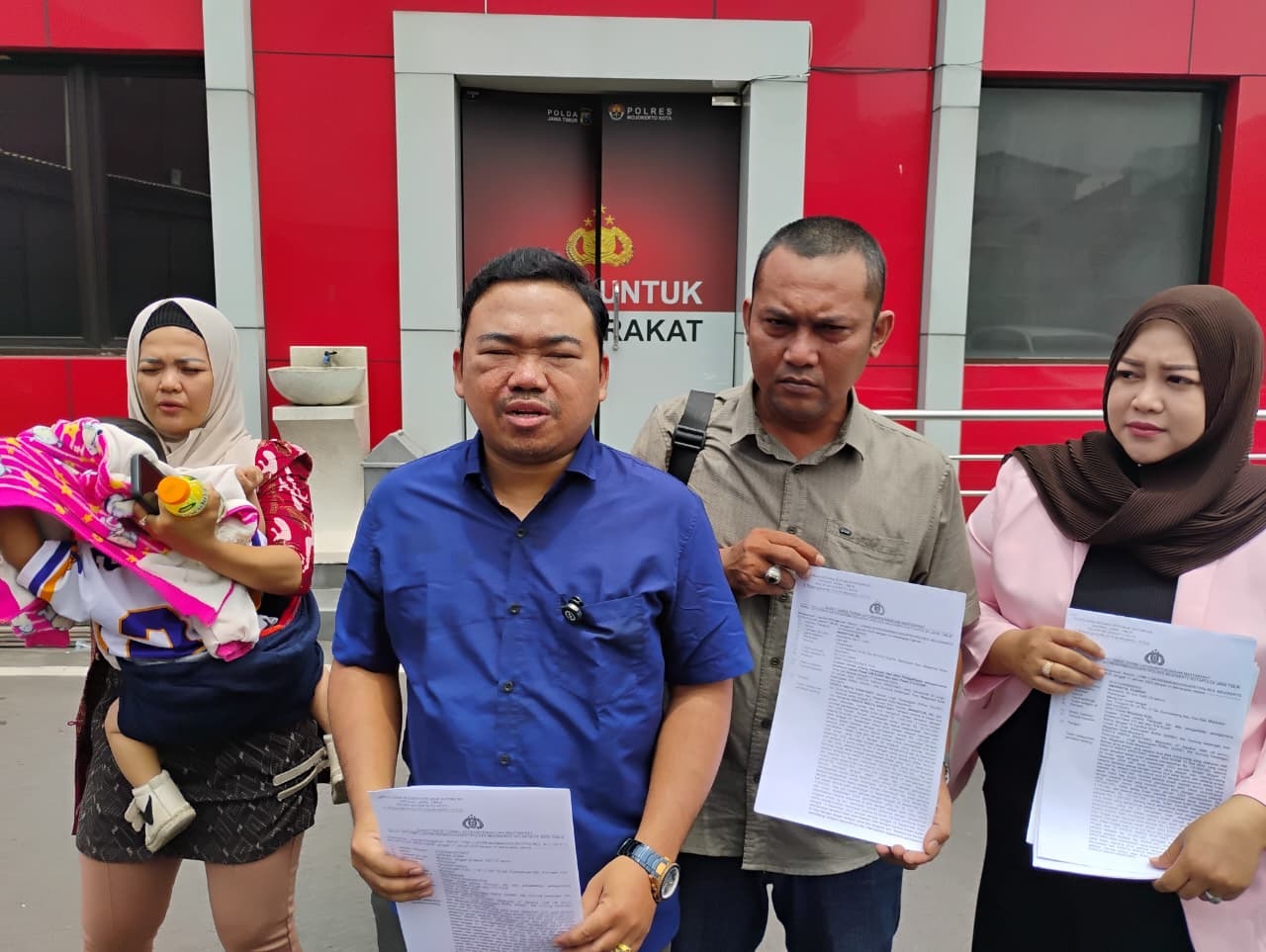 RANAH HUKUM: Ketiga korban seusai menanyakan perkembangan kasus dugaan arisan online bodong ke Satreskrim Polres Mojokerto Kota, Minggu (8/3).