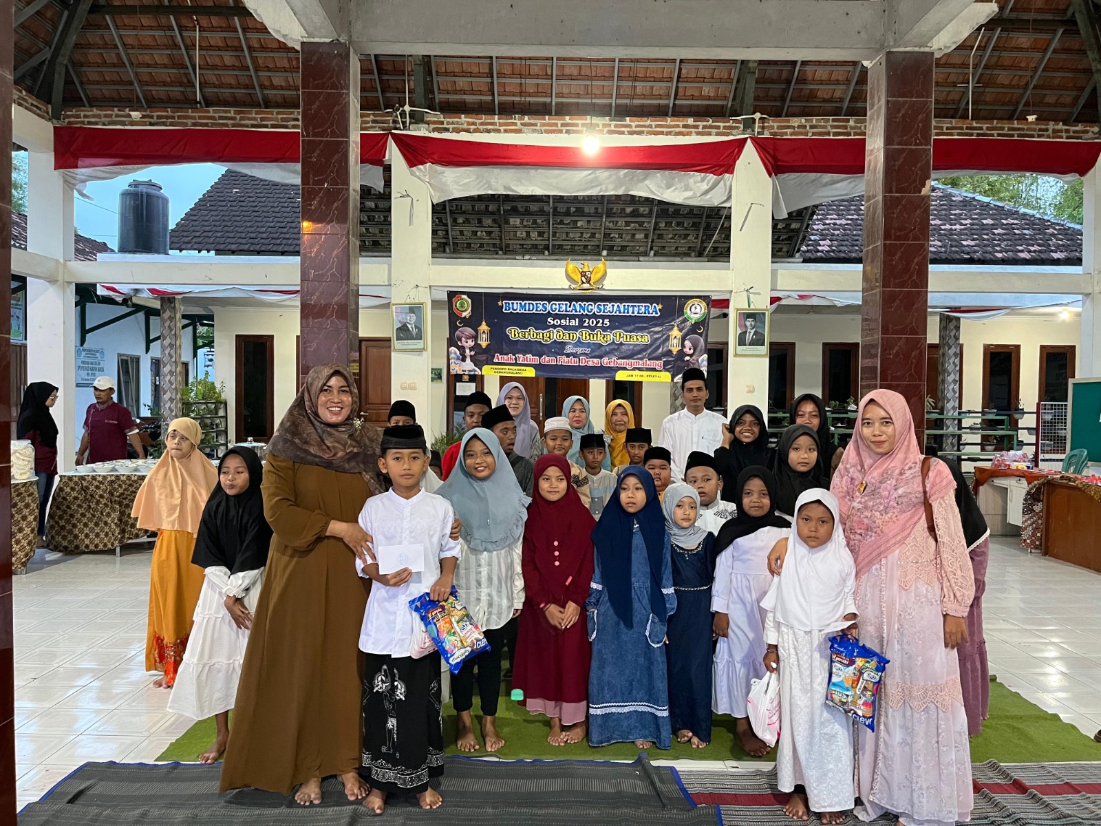 Anggota BUMDes Gebangmalang, Kecamatan Mojoanyar, membagikan bingkisan dan bantuan kepada anak yatim piatu jelang buka puasa, Jumat (6/3).