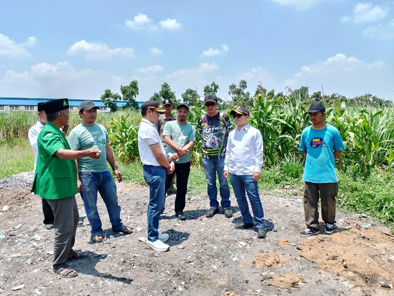 LEBIH MAJU: Bupati Mojokerto Muhammad Albarraa didampingi Camat Sooko Masluchman meninjau progres pembangunan proyek di Desa Sambiroto, Kecamatan Sooko.  