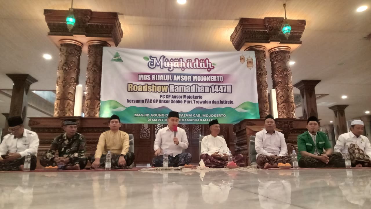 RELIGIUS: Bupati Mojokerto Muhammad Albarraa bersama Camat Sooko Masluchman menghadiri kegiatan kemasyarakatan di beberapa desa. (DUA FOTO)  