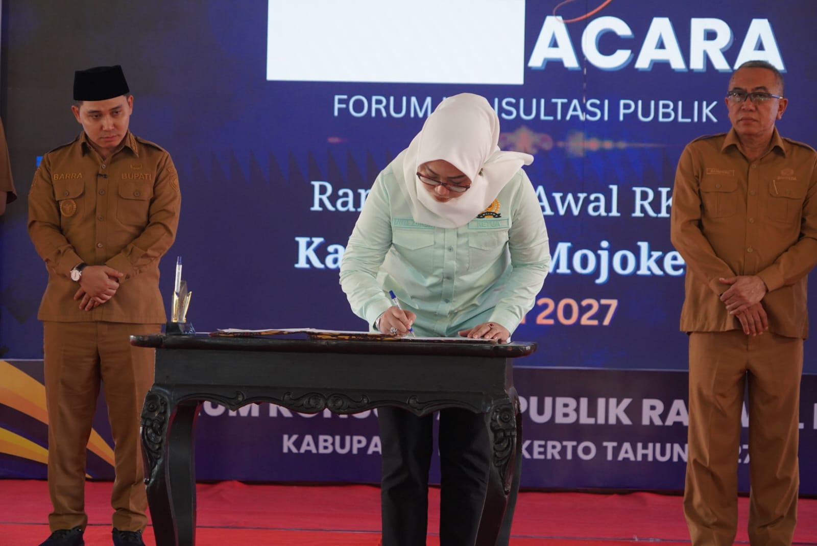 KOLABORASI: Ketua DPRD Kabupaten Mojokerto Ayni Zuroh bersama Bupati Muhammad Albarraa mendatangani berita acara forum konsultasi publik  rancangan awal RKPD tahun 2027 di pendapa pemkab Februari lalu