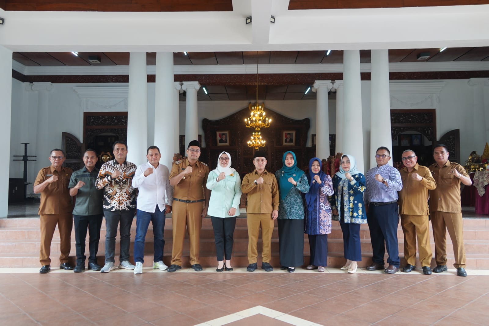 KOMPAK: Ketua DPRD Ayni Zuroh dan jajaran anggota bersama Bupati Muhammad Albarraa dan Wabup dr. M. Rizal Octavian hadiri forum konsultasi publik  rancangan awal RKPD tahun 2027 di pemkab Februari lal