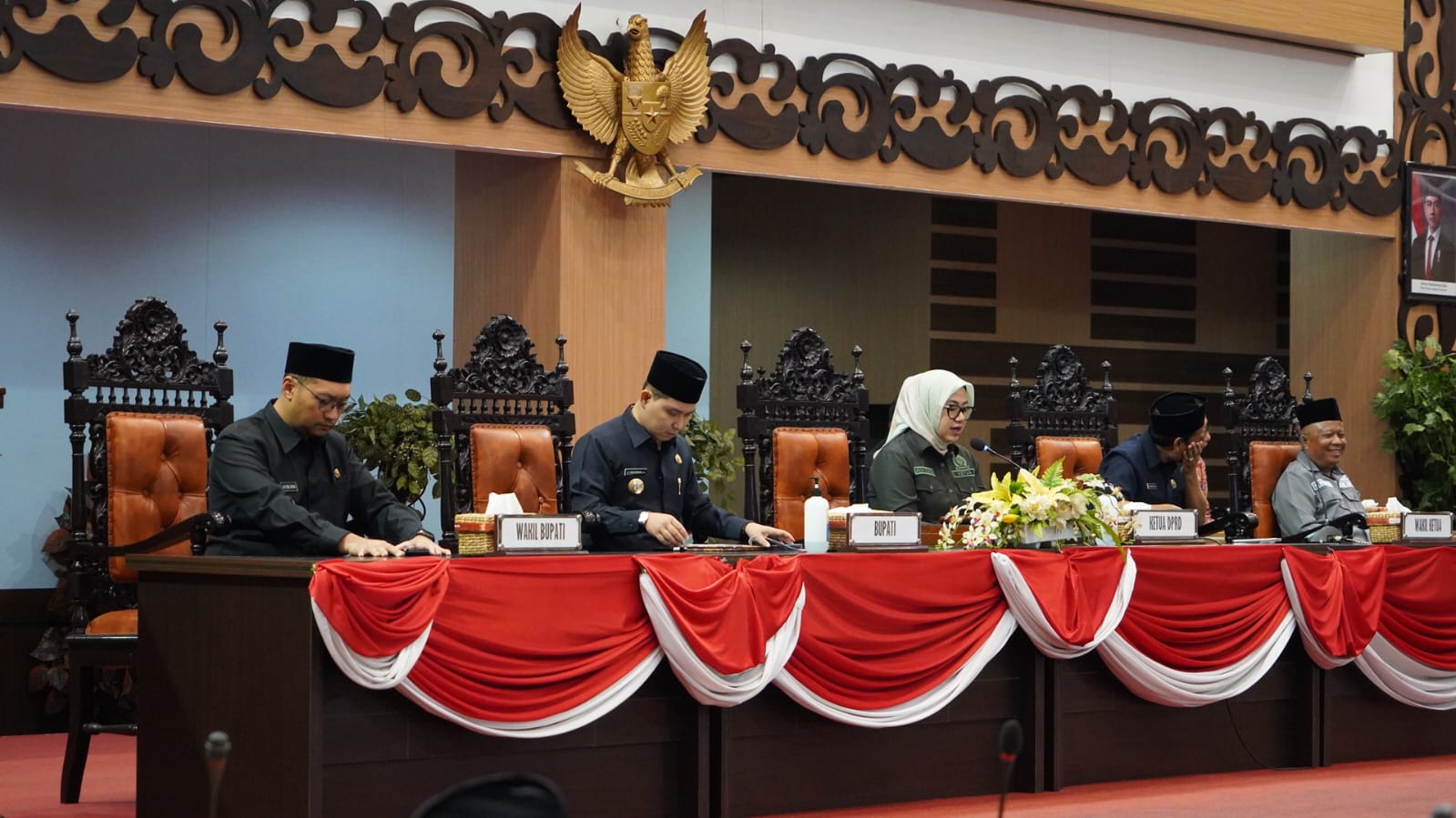 SINERGISITAS: Dari kiri, Wabup dr. M. Rizal Octavian, Bupati Muhammad Albarra, dan Ketua DPRD Ayni Zuroh saat rapat Paripurna Perubahan Propem Perda 2026 di Graha Whicesa DPRD Kabupaten Mojokerto, Kam