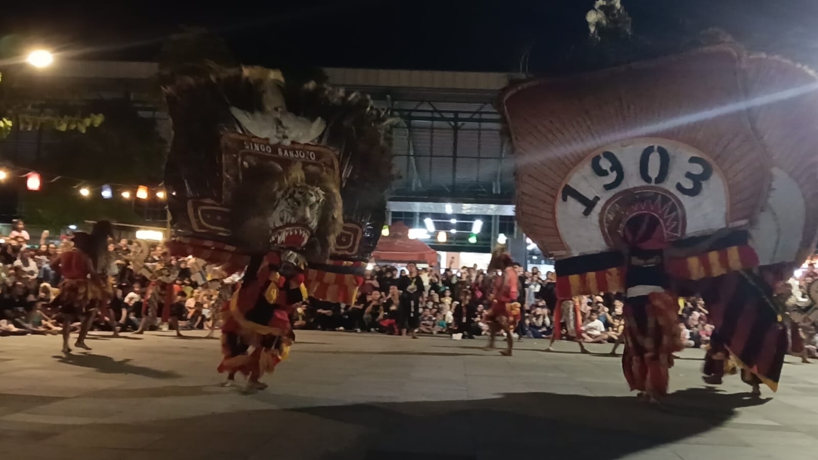 Pengunjung Pasar Semeru memadati pertunjukan kesenian tradisional Reog Ponorogo yang dikemas dalam acara Reog Show. 