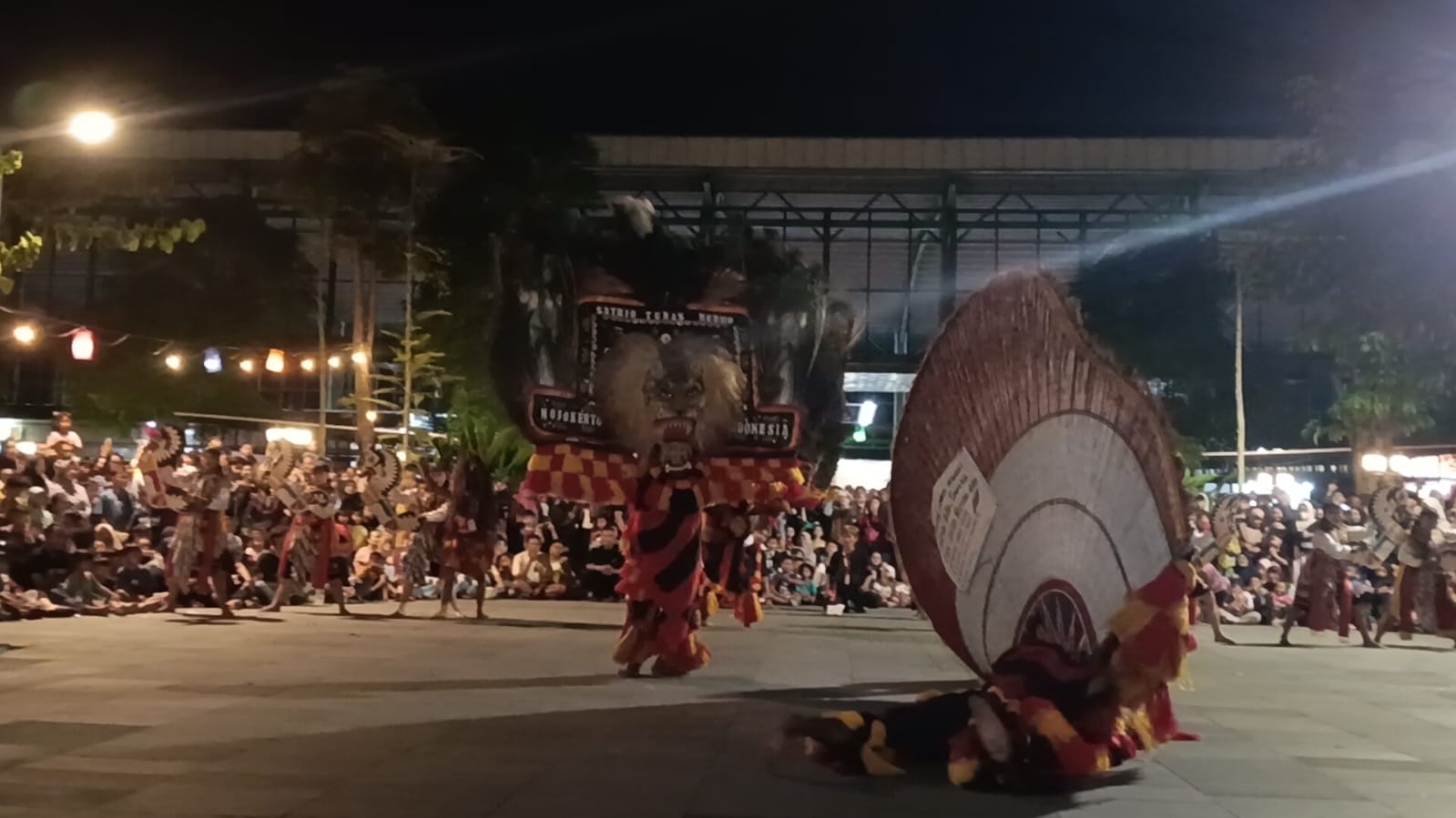 Pengunjung Pasar Semeru memadati pertunjukan kesenian tradisional Reog Ponorogo yang dikemas dalam acara Reog Show. Kegiatan yang menjadi bagian dari agenda Ramadan Budaya ini digelar di pusat kuliner