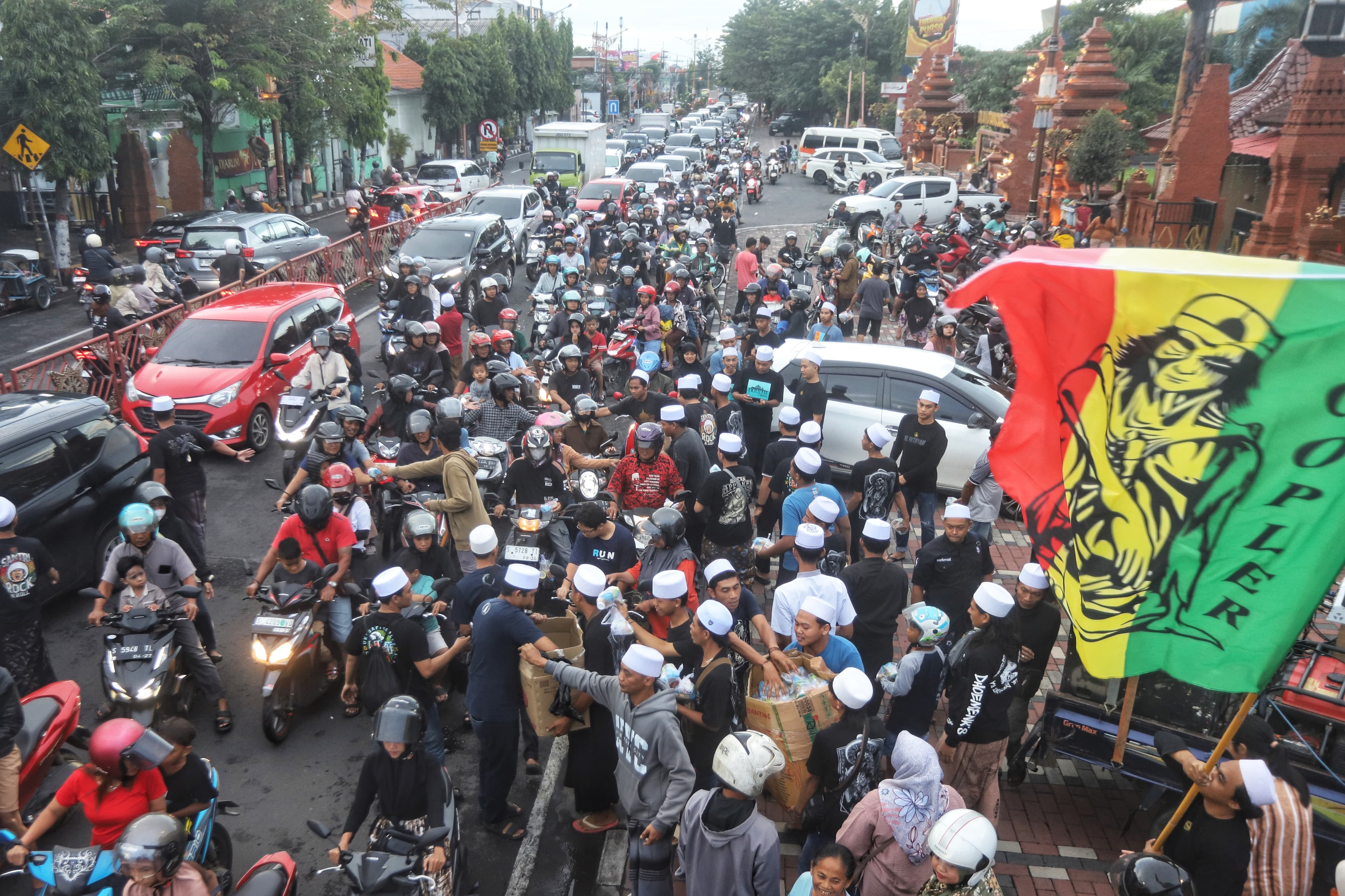 Ratusan anggota komunitas Ukhsafi Copler Community Mojokerto memadati kawasan depan Kantor Pemerintah Kota (Pemkot) Mojokerto untuk menggelar aksi sosial pembagian takjil gratis, Minggu (8/3).