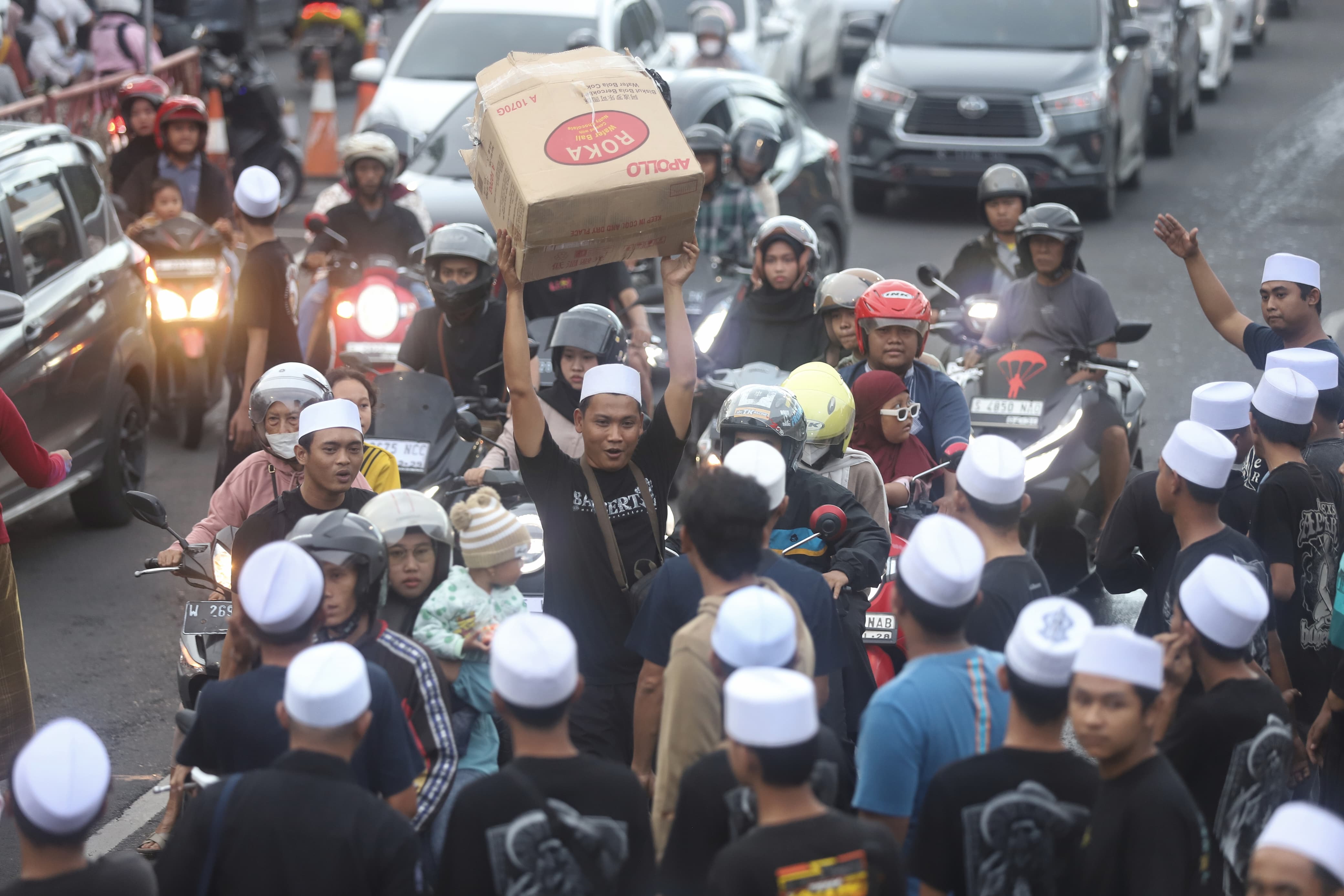 Ratusan anggota komunitas Ukhsafi Copler Community Mojokerto memadati kawasan depan Kantor Pemerintah Kota (Pemkot) Mojokerto untuk menggelar aksi sosial pembagian takjil gratis, Minggu (8/3/2026).
