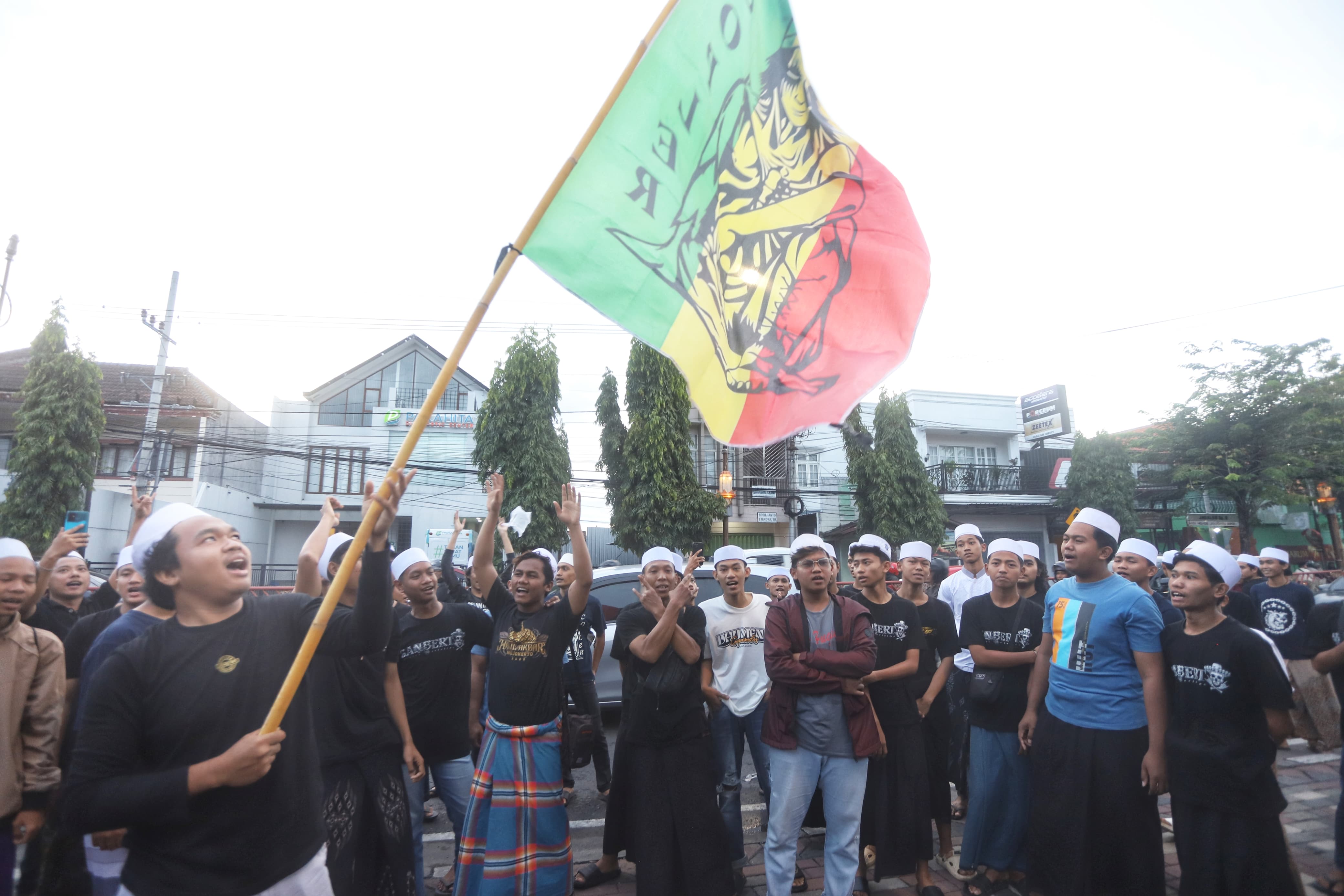 Ratusan anggota komunitas Ukhsafi Copler Community Mojokerto memadati kawasan depan Kantor Pemerintah Kota (Pemkot) Mojokerto untuk menggelar aksi sosial pembagian takjil gratis, Minggu (8/3/2026).