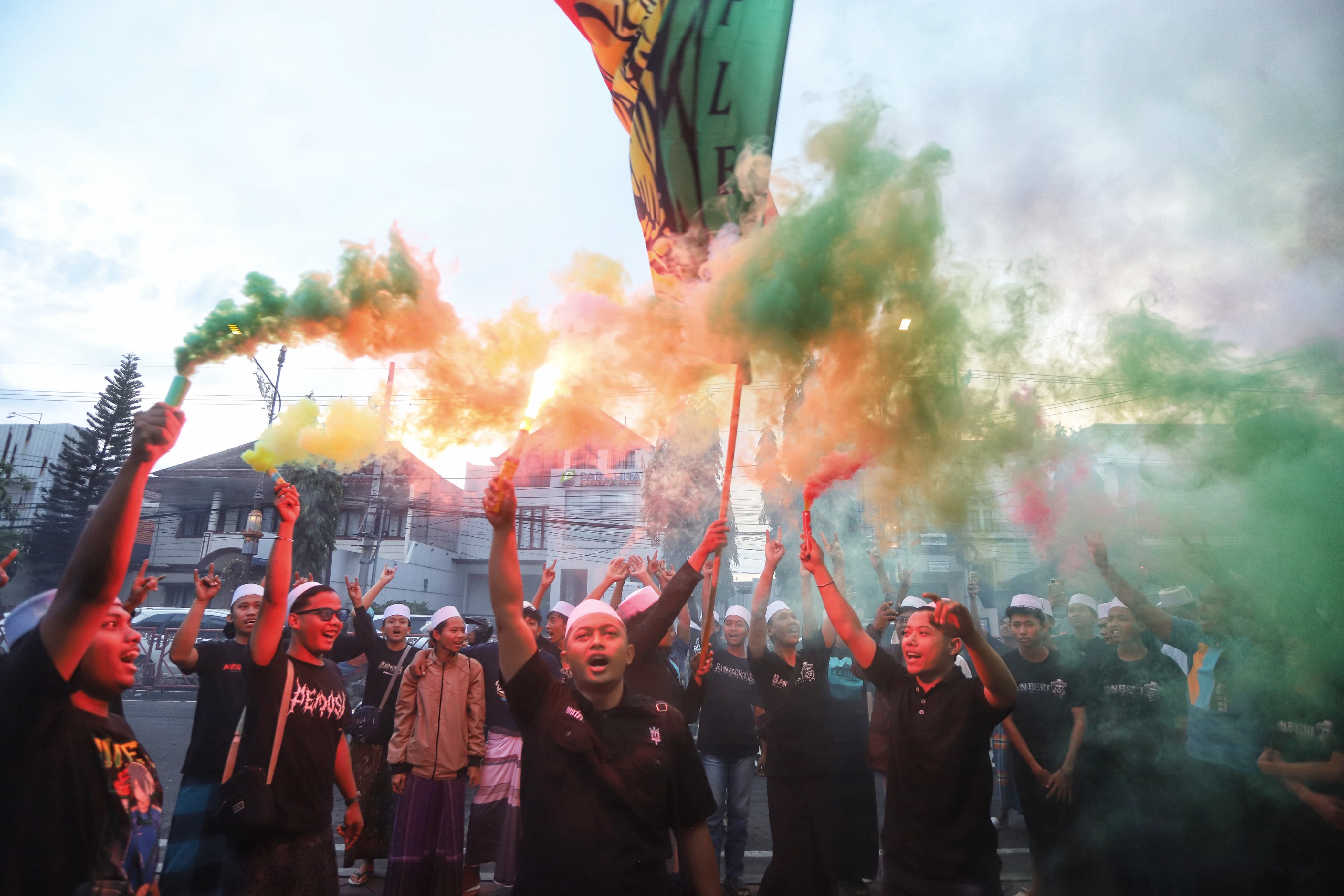 Ratusan anggota komunitas Ukhsafi Copler Community Mojokerto memadati kawasan depan Kantor Pemerintah Kota (Pemkot) Mojokerto untuk menggelar aksi sosial pembagian takjil gratis, Minggu (8/3/2026).