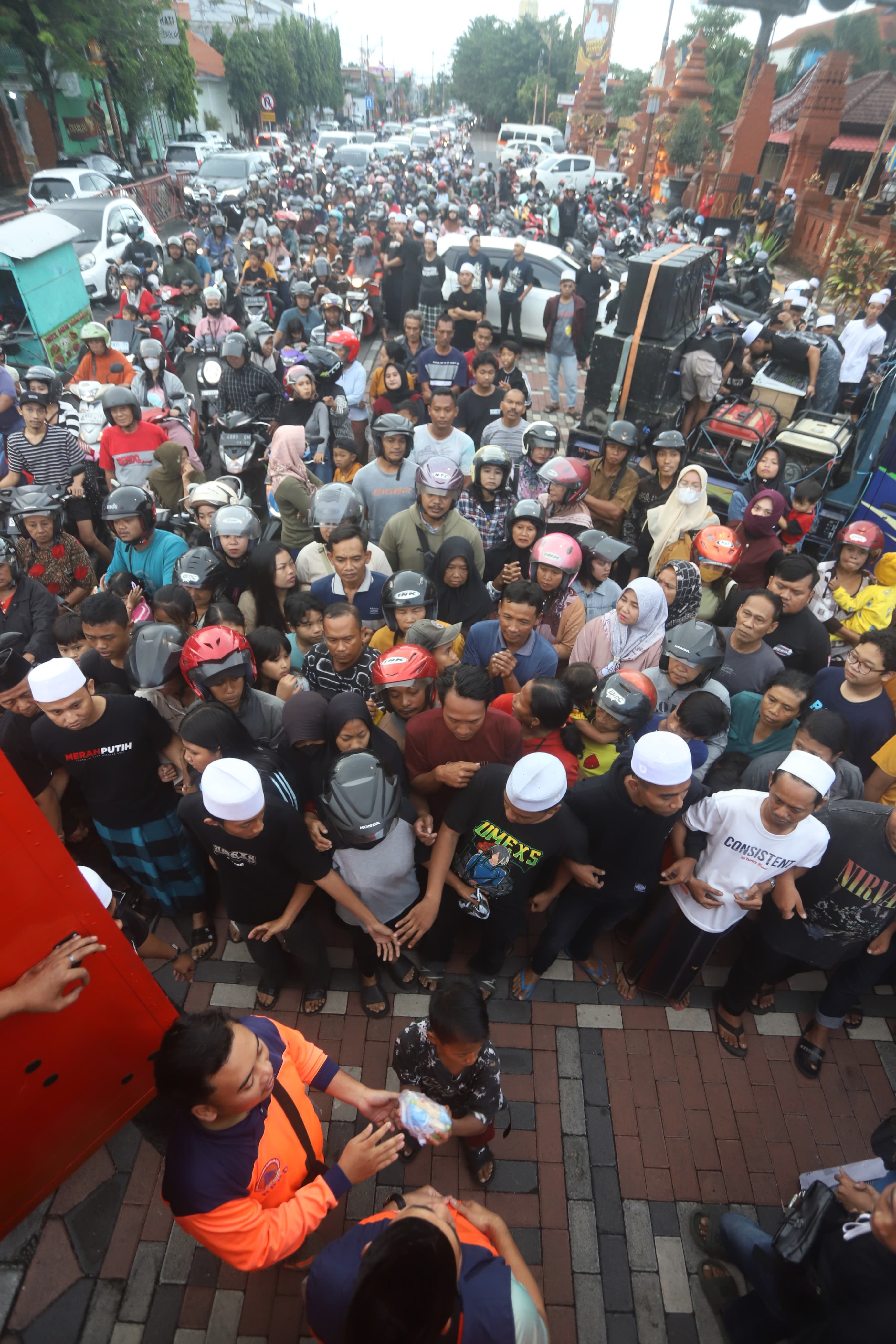 Ratusan anggota komunitas Ukhsafi Copler Community Mojokerto memadati kawasan depan Kantor Pemerintah Kota (Pemkot) Mojokerto untuk menggelar aksi sosial pembagian takjil gratis, Minggu (8/3/2026).