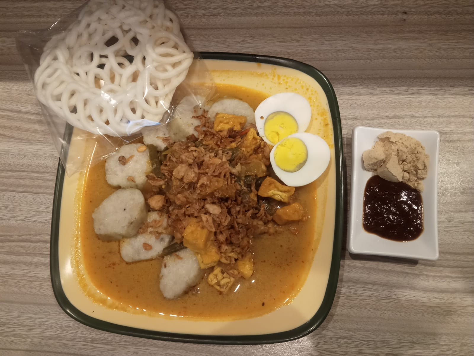 PORSI JUMBO: Lontong cap go meh yang disajikan dan bisa Anda nikmati di Rasapura Sunrise Mall Mojokerto tenant 14 Lontong Sayur dan Kari Ayam Jeng Ulpe.  
