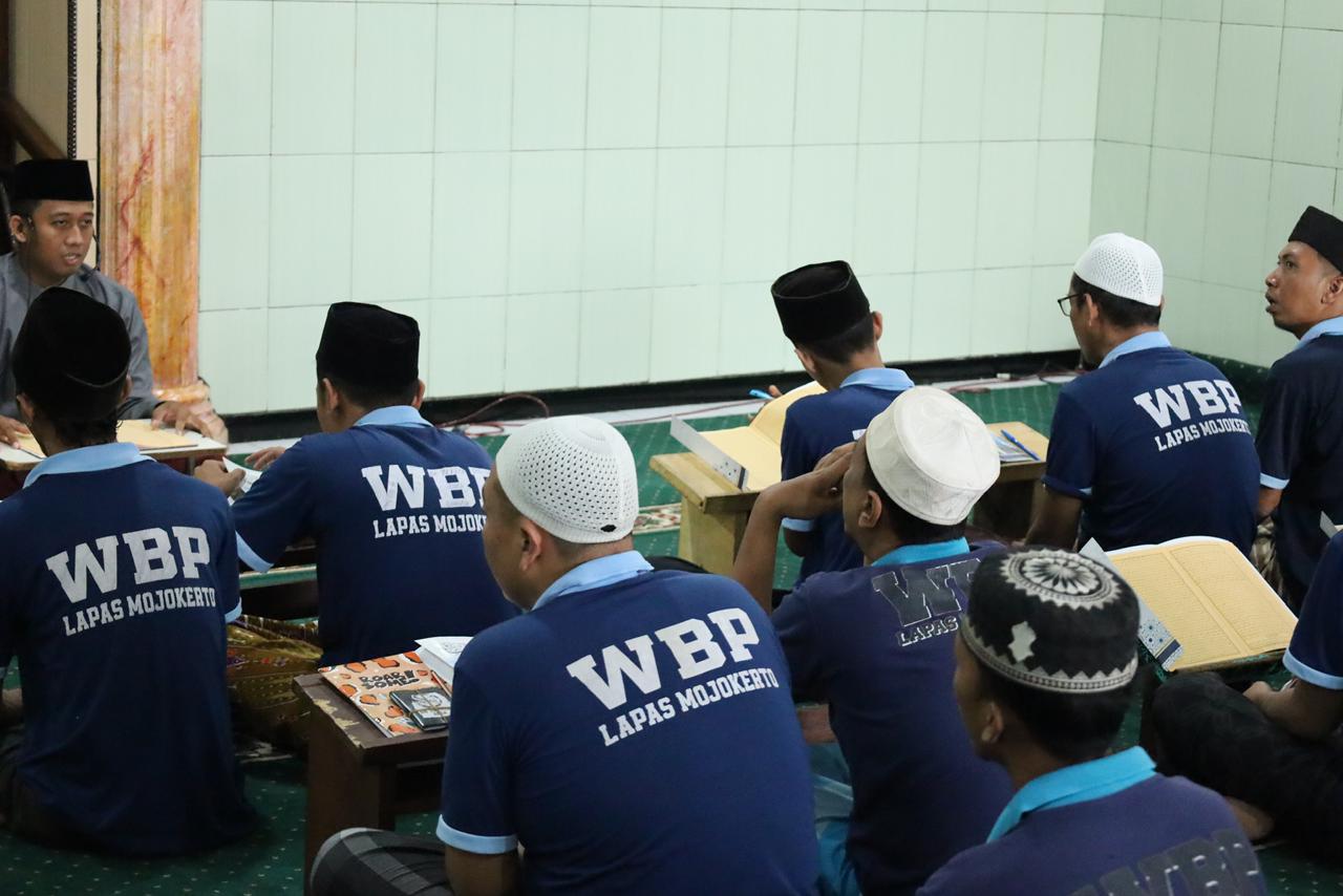 JALANI PEMBINAAN: Warga binaan Lapas Kelas II-B Mojokerto mengikuti kajian Kitab Fathul Qorib di Masjid At-Taubat, lingkungan lapas, Selasa (24/2).  