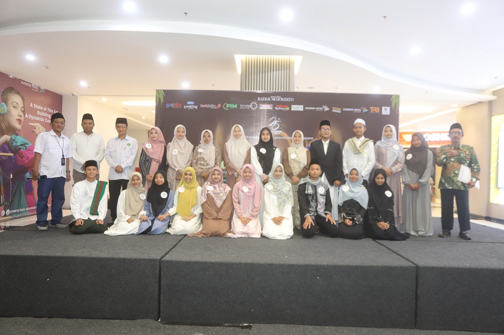 20 BESAR: Peserta babak 20 besar Pildarama 2026 bersama panitia dan dewan juri di Sunrise Mall Kota Mojokerto, Senin (9/3).
