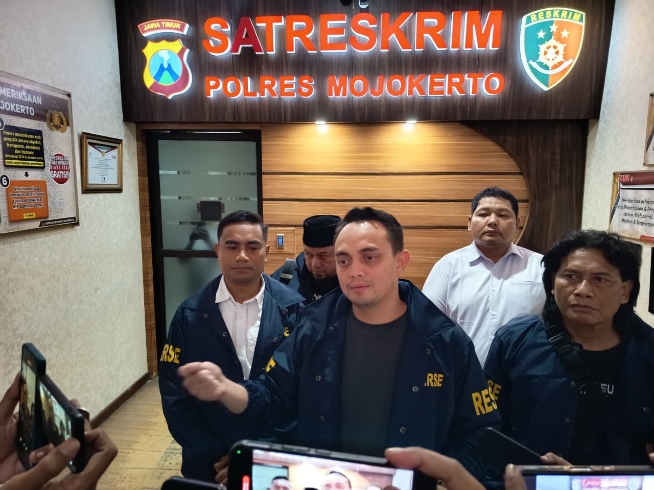 BEBER KRONOLOGI: Kasatreskrim Polres Mojokerto AKP Aldhino Prima Wirdhan memberikan keterangan terkait ungkap kasus pencurian truk crane 
