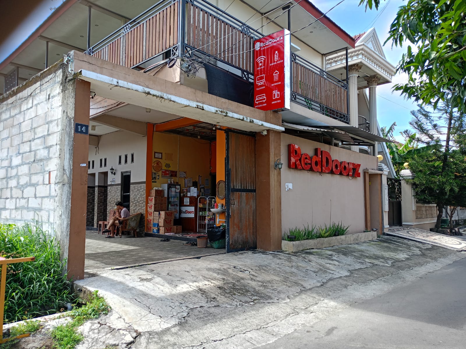 DIPERKARAKAN: Dua mantan karyawan penginapan Red Doorz di Kecamatan Prajurit Kulon, Kota Mojokerto, resmi dipolisikan oleh owner.  