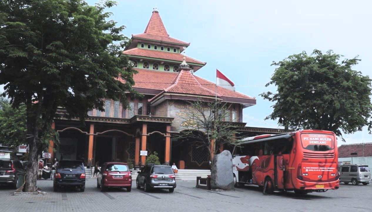 KLASIK: Masjid Darul Muttaqin, Desa Jatipasar, Kecamatan Trowulan, didirikan dengan berbagai ornamen khas Majapahitan.  