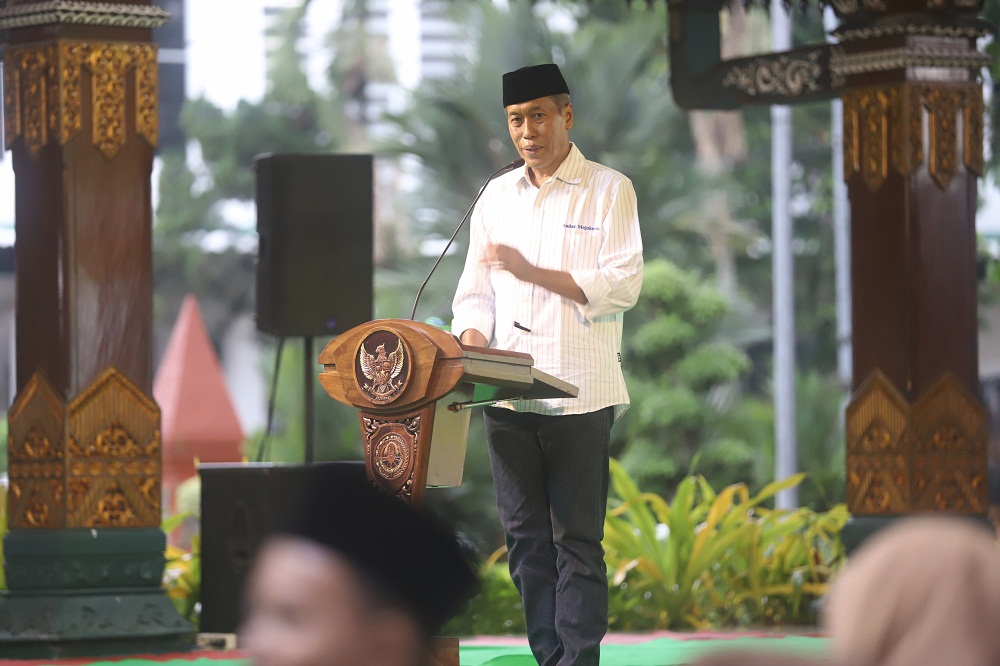 Direktur Jawa Pos Radar Mojokerto M. Nur Kholis menyampaikan sambutan pada grand final Pildarama di Pendapa Pemkab Mojokerto, Selasa (10/3).