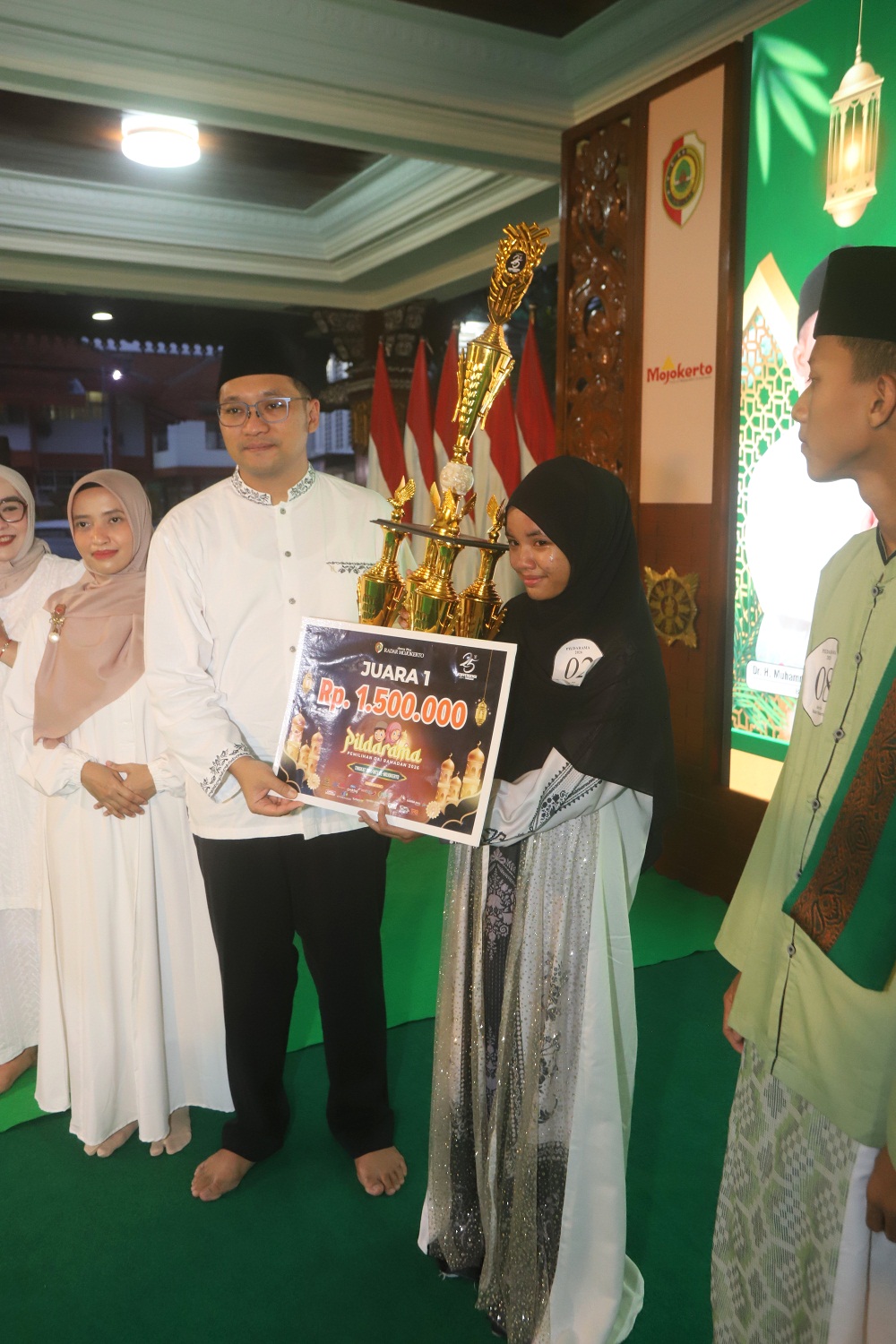 PRESTASI: Wabup Mojokerto Muhammad Rizal Octavian memberikan piala juara pertama kepada Mirza Rifda Farzana, siswa MTsN 2 Mojokerto.