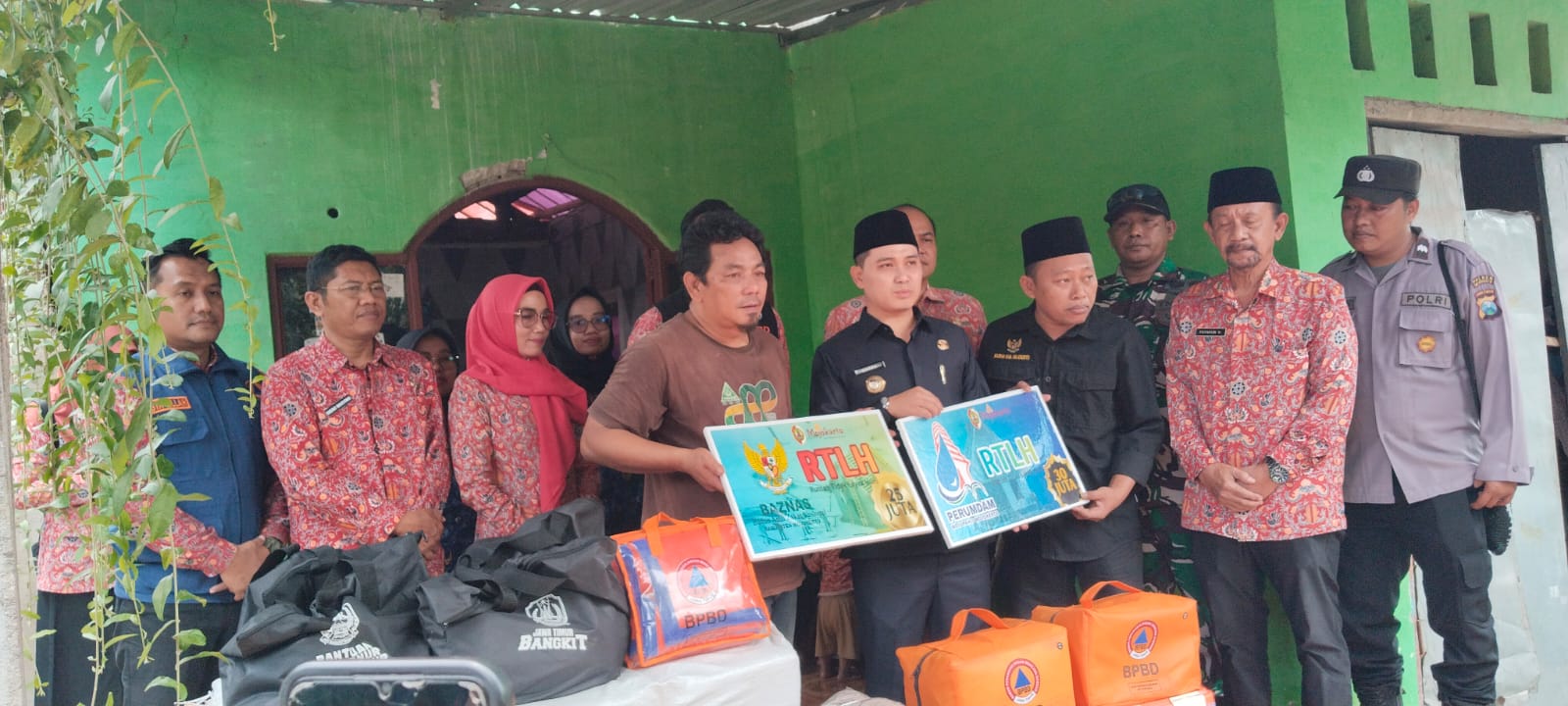 TEPAT SASARAN: Bupati Mojokerto Muhammad Albarraa didampingi Camat Gondang Endro Wahyono saat penyerahan bantuan RTLH kepada salah satu warga di Kecamatan Gondang.  