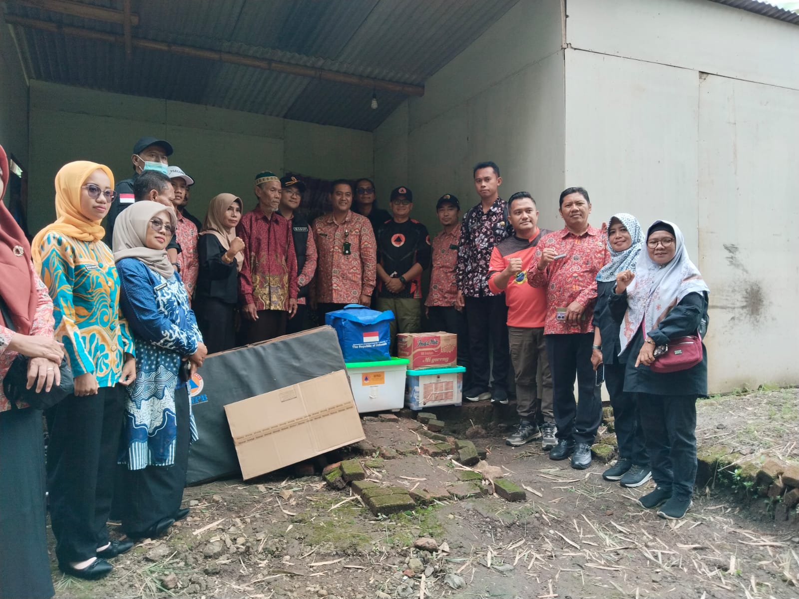 KOLABORASI: Wakil Bupati dr. M. Rizal Octavian menyerahkan bantuan pascabencana kepada salah satu warga yang terdampak.  
