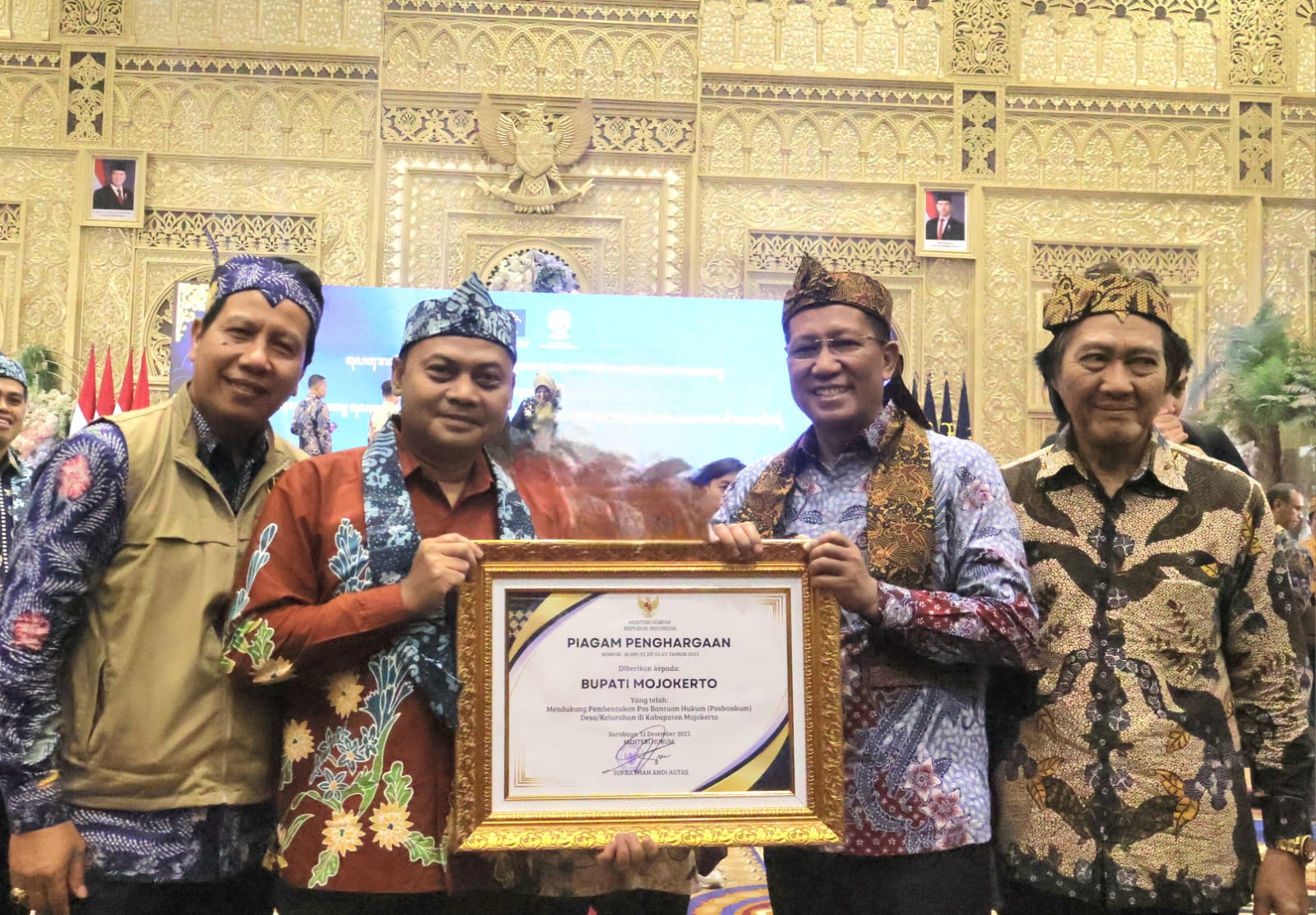 PRESTASI: Plt Kabag Hukum Setdakab Mojokerto Beny Winarno saat menerima penghargaan dari Menteri Hukum RI Supratman Andi Agtas.