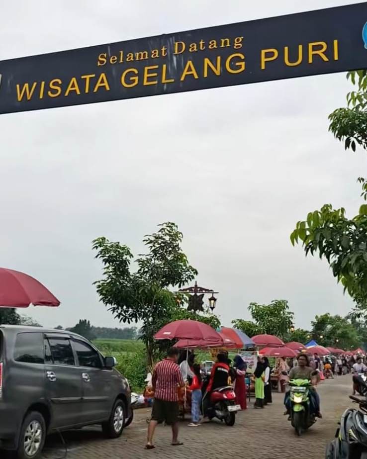 BERGELIAT: Suasana bazar Ramadan menjelang berbuka puasa di RTH Wisata Gelang Puri, Desa Puri, Kecamatan Puri.  