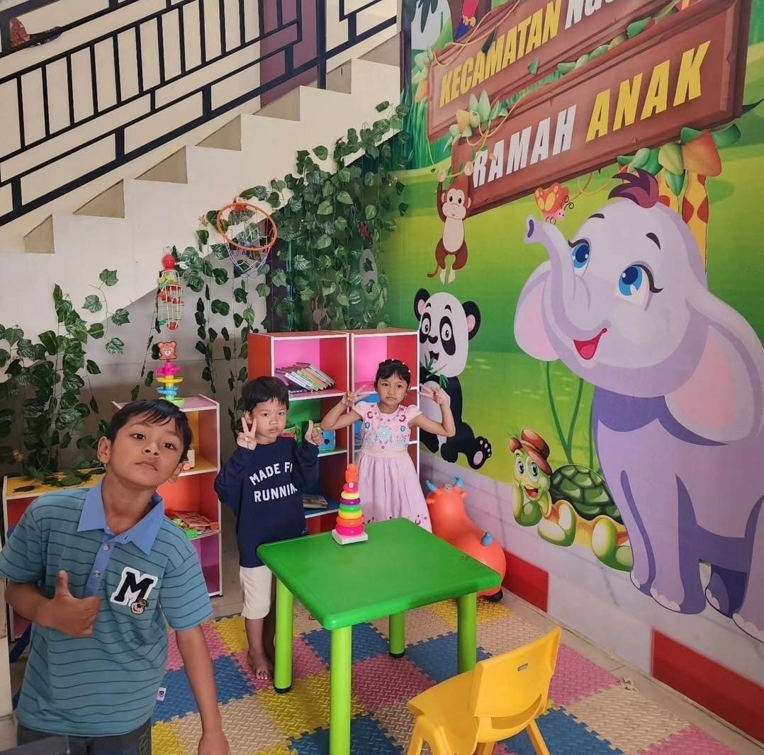 INKLUSIF: Area tempat bermain ramah anak dan akses khusus difabel yang menunjang pelayanan masyarakat di kantor Kecamatan Ngoro, Kabupaten Mojokerto, melalui inovasi Dilan dan Milea.  