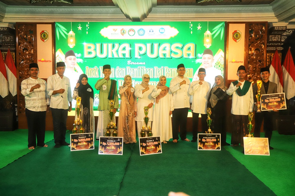 RAIH JUARA: Wabup Muhammad Rizal Octavian (lima dari kanan) dan Direktur JPRM M. Nur Kholis (dua dari kiri) bersama para juara Pildarama 2026 dan jajaran kepala dinas Pemkab  di Pemkab, Selasa (10/3).